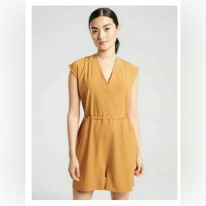 ATHLETA Marlow Romper Womens MED Tuscan Gold Pockets Stretch V-neck 558666 NWOT
